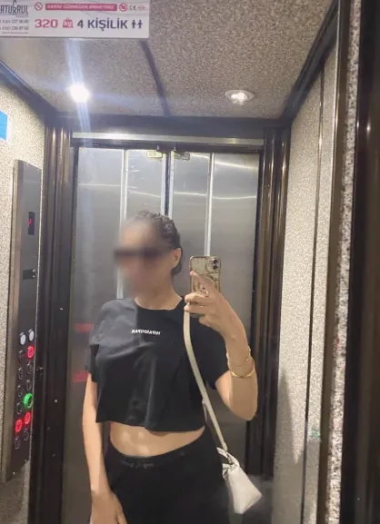 Larissa, 33