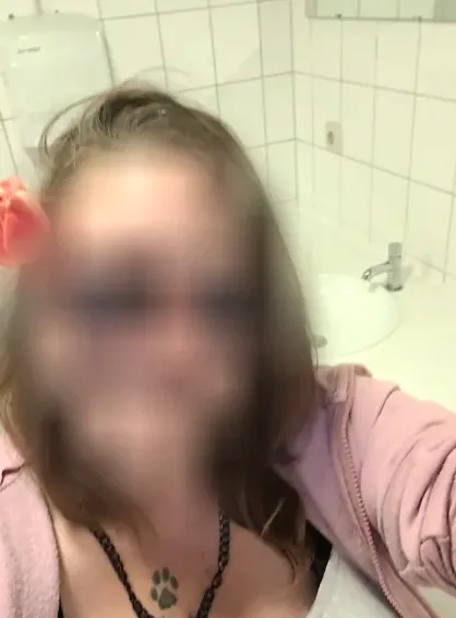 Leonie, 33